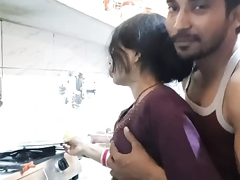Senior Indian boy boinks youthful Indian teenie in the kitchen