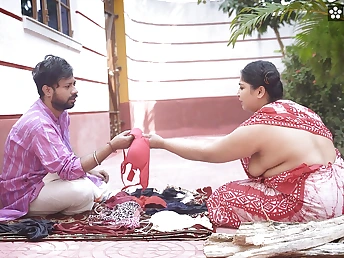 Observe Desi Boulder-possessor & G-string Salesman Bade Bade Dudhwali Gao ki Chhori Ko Bra ke Badale