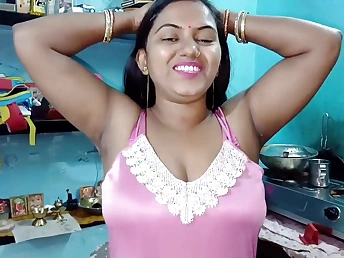 Watch this hot Indian mom in a fresh Bangladeshi saree with a bangla voice