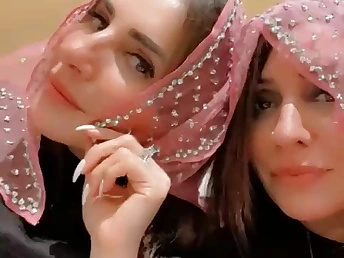 Pakistani Cougar gets flagitious with the addition of X-rated far this hot MILF chapter